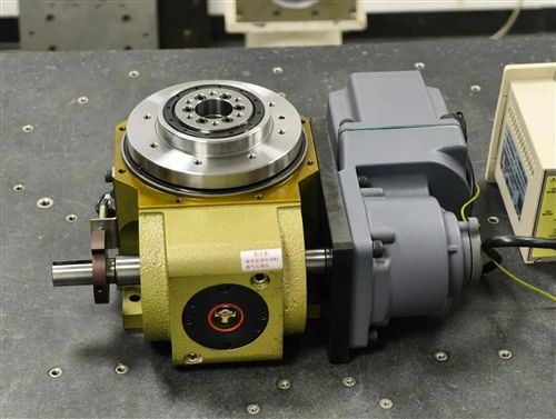 Proč musí být ventilační otvor na vačkovém indexeru otevřen?